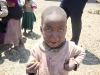 Bambino in attesa della scuola di Karansi